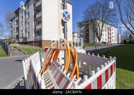 Baustelle, Leerrohre für Glasfaserkabel, in einem Wohngebiet in Bochum-Hordel verlegt, von hier aus führen die Anschlüsse direkt zum Hou Stockfoto