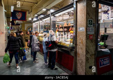 Cagliari, Italien - 27. April 2024: Mercato San Benedetto Lebensmittelmarkt, Leute kaufen in Reihe nach Geschäft mit Käse, Wurst-Salami auf Sardinien Stockfoto