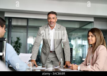 Glückliches professionelles Business People-Team, das die Arbeit bei einem Meeting im Büro diskutiert. Stockfoto
