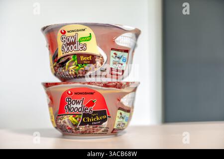 Destin, USA - 6. März 2023: Koreanische Marke Nongshim zwei Ramen Schüsseln Nudeln Instant Suppe asiatische Mahlzeit mit Schild für scharfes Huhn, Rindfleisch Geschmack Stockfoto