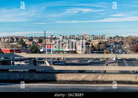 Denver, USA - 22. November 2022: Überführung der Colorado interstate i70 mit der Golden City von Denver und Tankstellen und Fast-Food-Schildern Stockfoto