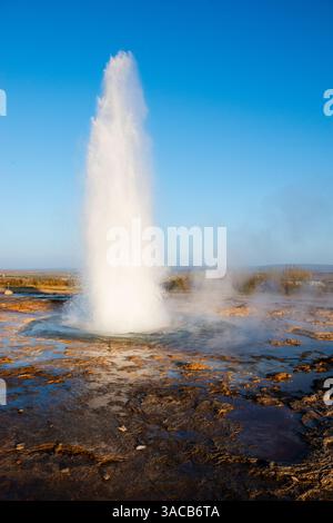 Haukadalur Valley, Island. Eruption des Strokkur-Geysirs im Haukadalur-Tal in Island. Stockfoto