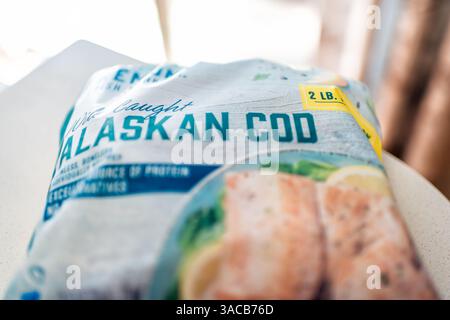Roseland, USA - 4. Februar 2025: Alaska Kabeljau gefrorene Meeresfrüchte Fischfilet wild gefangenes Aldi-Produkt in Plastikbeutelverpackung Makronahmemenge Stockfoto