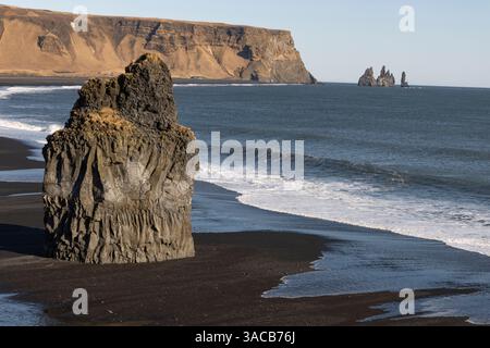 Island, Vik. Schwarzer Sandstrand von Reynisfjara Stockfoto