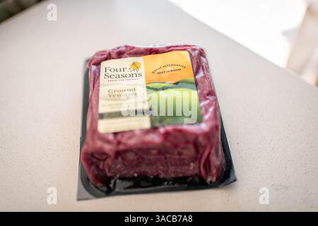 Roseland, USA - 4. Februar 2025: Gemahlenes Wildfleisch, mageres Pfund Protein verpackt Lebensmittel von Four Seasons Gras-Feed Produkt Makronaht Stockfoto