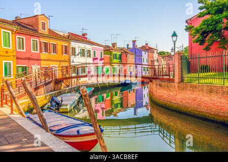 Burano, Lagune von Venedig, Italien. Weitwinkelblick auf die farbenfrohen Häuser und Boote in der Stadt auf dieser kleinen Insel in der Lagune. Stockfoto