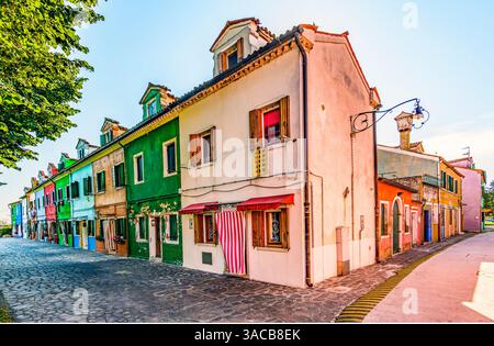 Burano, Lagune von Venedig, Italien. Weitwinkelblick auf die farbenfrohen Häuser der Stadt auf dieser kleinen Insel in der Lagune. Stockfoto