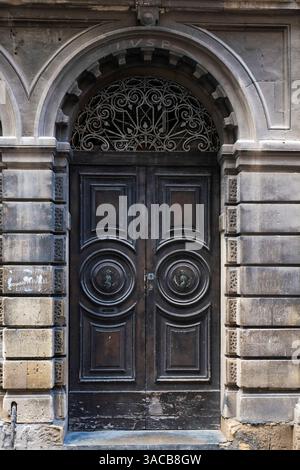 Valetta, Malta. Schöne alte geschnitzte Holztür. Stockfoto