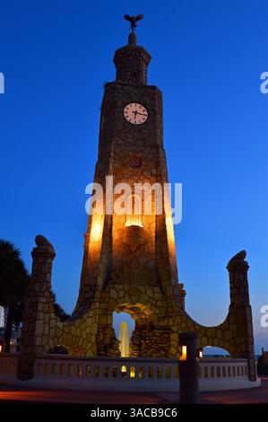 Die Coquina Uhr in Daytona Beach Florida ist nachts beleuchtet Stockfoto