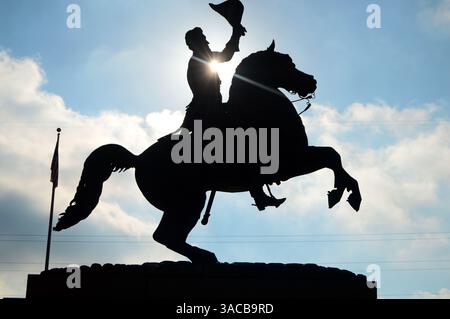 Die Sonne ragt unter dem Arm von Andrew Jackson zu Pferd auf dem Jackson Square im French Quarter von New Orleans durch Stockfoto