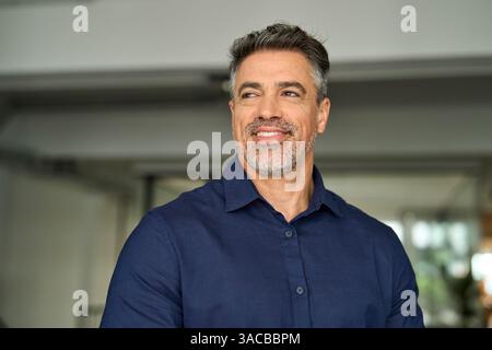 Kopfbild-Porträt eines glücklichen, Reifen Geschäftsmannes, der im Büro steht. Stockfoto