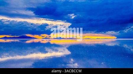 Salar de Uyuni, Bolivien. Panoramablick bei Sonnenuntergang auf den Salar de Uyuni, die größte Salzebene der Welt. Stockfoto
