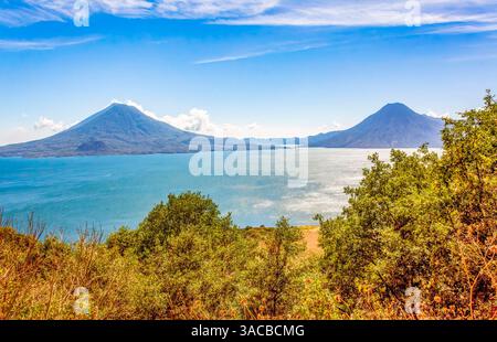 Departement Solola, Guatemala. Panoramablick auf den Atitlan-See, umgeben von drei Vulkanen, Atitlan, Toliman und San Pedro. Stockfoto