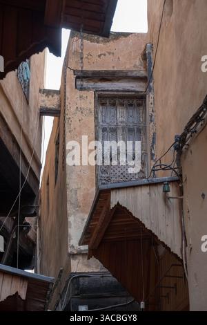 Straßenalleyway Szene zeigt typische Gebäude auf dem Souk Markt in der Altstadt von Fez, Marokko. Stockfoto
