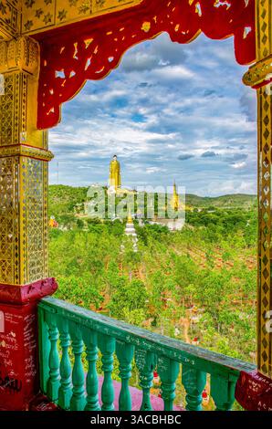 Laykyun Sekkya Buddha, Myanmar. Das Porträt der höchsten stehenden Buddha-Statue der Welt, erbaut 1995, ist 116 m hoch und hat 381 Stockwerke. Stockfoto