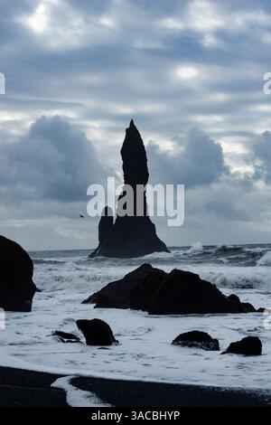 Reynisdrangar, Vik, Island. Schwarzer Sandstrand im südlichsten Dorf Islands. Stockfoto