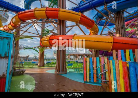 Farbenfrohe Wasserrutsche auf einem Kreuzfahrtschiff in Roatan, Honduras Stockfoto