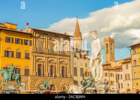 Neptun-Brunnen, Piazza della Signoria, Florenz, Italien. Weitwinkelansicht der Statuen, die zur Feier der Hochzeit von Francesco in Auftrag gegeben wurden Stockfoto