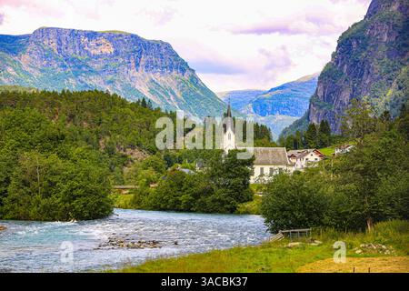 Skjolden, Norwegen. Sognefjord, weiße Kirchturmkirche im Dorf. Stockfoto