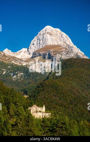 Slowenien, Triglav-Nationalpark, Julische Alpen. Landschaft mit Mt. Mangart und Burgruine im Wald. ©Cathy & Gordon Illg / Jaynes Gallery / DanitaDeli Stockfoto