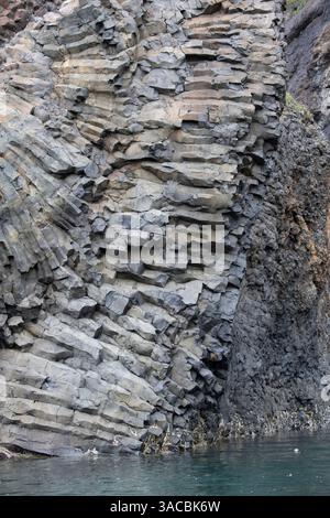 Westgrönland, Insel Disko, Qeqertarsuaq. Malerische Ausblicke entlang der Kuannit Coast, Details vulkanischer Basaltfelsen. Stockfoto