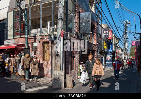 Eine düstere, aber trendige Backstreet im Harajuku Jugendkultur- und Modeinnovationsviertel des japanischen Shibuya Ward. Stockfoto