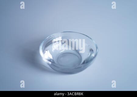 Glasschale auf grauem Hintergrund Stockfoto