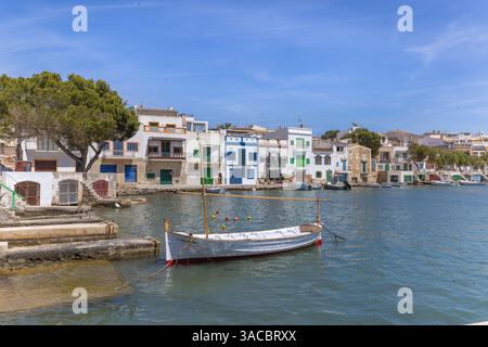 Ein kleines weißes traditionelles Fischerboot, das auf mallorca vor Anker liegt Stockfoto