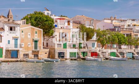 Lange Schuss von Fischerbooten und Häusern im Hafen von portocolom auf mallorca Stockfoto