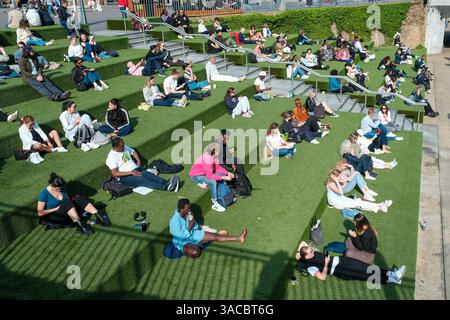 London, Großbritannien. April 2025. Besucher des Granary Square genießen den Sonnenschein am Granary Square, da die Temperaturen am Freitag in der Hauptstadt voraussichtlich 20 Grad celsius erreichen werden. Quelle: Eleventh Photography/Alamy Live News Stockfoto