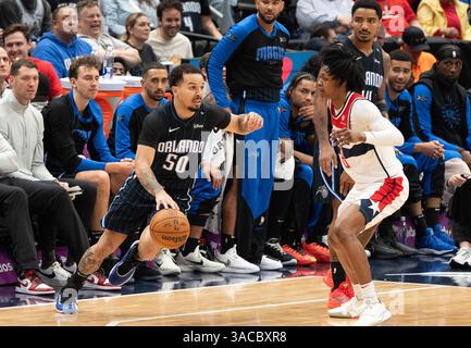 Washington, USA. April 2025. WASHINGTON, DC - 03. APRIL: Washington Wizards Guard Bub Carrington (8) verteidigt auf einer Fahrt von Orlando Magic Guard Cole Anthony (50) während eines NBA-Spiels zwischen den Washington Wizards und den Orlando Magic am 03. April 2025 in der Capital One Arena in Washington, DC. (Foto: Tony Quinn/SipaUSA) Credit: SIPA USA/Alamy Live News Stockfoto
