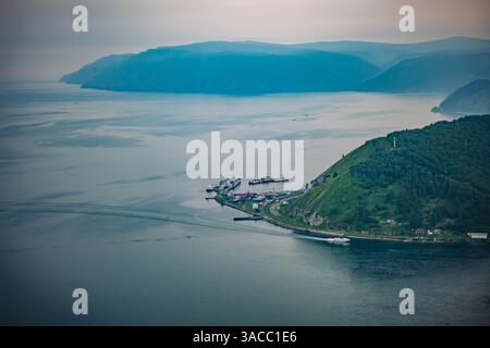 Hügel und Morgenblick auf den Baikalsee. Stockfoto