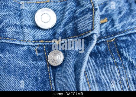 Nahaufnahme Des Texturhintergrunds Mit Blauem Jean-Stahl-Knopf Und Zip-Stoff Stockfoto