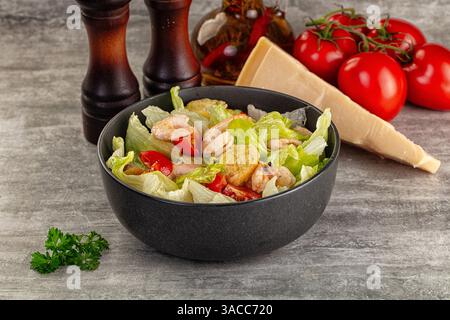 Leckerer caesar-Salat mit Garnelen und Eisberg Stockfoto