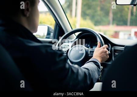 Fahrer im Mitfahrwagen oder Taxi. Probefahrt oder Schulung. Gebrauchtwagenversicherung. Lieferer oder Fahrtenhändler. Unzulässiges CAB. Hinter der Ansicht. Stockfoto
