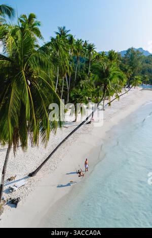 Goldener Sand und klares türkisfarbenes Wasser bilden eine perfekte Kulisse für Entspannung auf Koh Kood Island, Thailand. Stockfoto