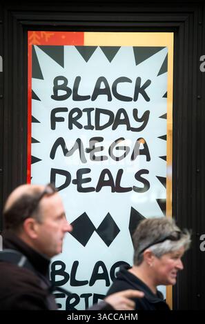 Plakate mit „Black Friday“-Angeboten in Geschäften in der Northgate Street in Gloucester, Großbritannien. Stockfoto