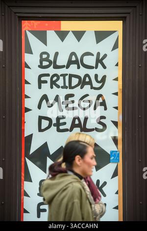 Plakate mit „Black Friday“-Angeboten in Geschäften in der Northgate Street in Gloucester, Großbritannien. Stockfoto