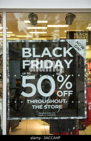 Plakate mit „Black Friday“-Angeboten in Geschäften in der Northgate Street in Gloucester, Großbritannien. Stockfoto