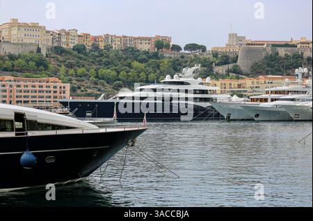 Monaco Monte Carlo: Die luxuriöse Privatyacht SYMPHONY im Besitz des französischen Geschäftsmannes und Milliardärs Bernard Arnault, einem der reichsten Milliardäre der Welt Stockfoto