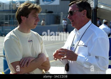 Rookie Laurent Redon (FRA) spricht mit Johnny Rutherford (USA), dem viermaligen Indianapolis-500-Sieger, beim Test in the West. Test im Westen, Phoenix, Arizona, USA. 08. Februar 2002..DIGITALES BILD (Credit Image: ©Sutton Motorsports/ZUMA Press) Stockfoto