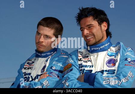 Patrick Carpentier (CDN), links, und Alex Tagliani (CDN) Teamspieler. WARENKORB FedEx Championship Series Sneak Preview, Laguna Seca, Kalifornien, USA. 7-10. Februar 2002..Digital Image (Credit Image: ©Sutton Motorsports/ZUMA Press) Stockfoto