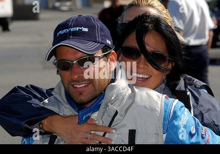 Alex Tagliani (CDN) Teamspieler und Freundin Bronte Kok. Sneak Preview der CART FedEx Championship Series, Laguna Seca, Kalifornien, USA. 7-10. Februar 2002..Digital Image (Credit Image: ©Sutton Motorsports/ZUMA Press) Stockfoto