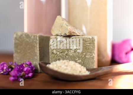 Hausgemachte Wäsche, marseille geriebene Seife, DIY, mach es selbst, Null Abfall, umweltfreundliches, natürliches Produkt zum Waschen und Reinigen Stockfoto