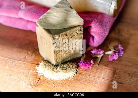 Hausgemachte Wäsche, marseille geriebene Seife, DIY, mach es selbst, Null Abfall, umweltfreundliches, natürliches Produkt zum Waschen und Reinigen Stockfoto