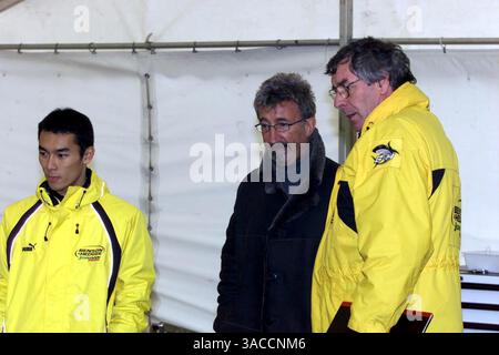 Takuma Sato (JPN) Jordan EJ12, Eddie Jordan (IRE) Gary Anderson (IRE). Jordan EJ12 First Run, Silverstone 21. Januar 2002.DIGITALES BILD (Credit Image: ©Sutton Motorsports/ZUMA Press) Stockfoto