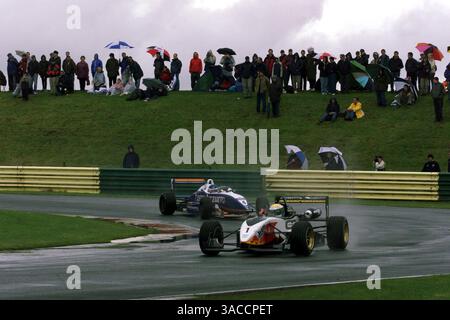 James Courtney (aus) Carlin Motorsport.Race Sieger Runde 9 führt Richard Antinucci (USA) Manor Motorsport 2. Platz. Britische Formel-3-Meisterschaft. Croft, England 25-26. Mai 2002, 5,7 MB Digitalbild (Credit Image: ©Sutton Motorsports/ZUMA Press) Stockfoto