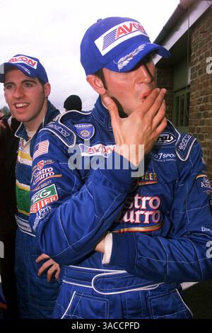 Richard Antinucci (USA) Manor Motorsport Denken Sie an seinen 2. Platz vor Michael Keohane (GBR) Carlin Motorsport, der hinter... britische Formel-drei-Meisterschaft steht. Croft, England 25-26. Mai 2002, 5,7 MB Digitalbild (Credit Image: ©Sutton Motorsports/ZUMA Press) Stockfoto