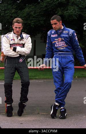 Robbie Kerr (GBR) Alan Docking Racing und Richard Antinucci (USA) Manor Motorsport sprechen über das Rennen. Britische Formel-3-Meisterschaft, 13/14. Castle Combe, England. 22. Juni 2002, 5,7 MB Digitalbild (Credit Image: ©Sutton Motorsports/ZUMA Press) Stockfoto