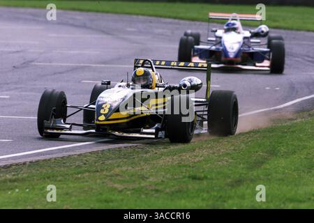 Mark Taylor (GBR) Manor Motorsport nimmt es auf den Rasen und führt auf Platz 4 vor Richard Antinucci (USA) Manor Motorsport. Britische Formel-3-Meisterschaft, Runde 13/14. Castle Combe, England. 22. Juni 2002, 5,7 MB Digitalbild (Credit Image: ©Sutton Motorsports/ZUMA Press) Stockfoto
